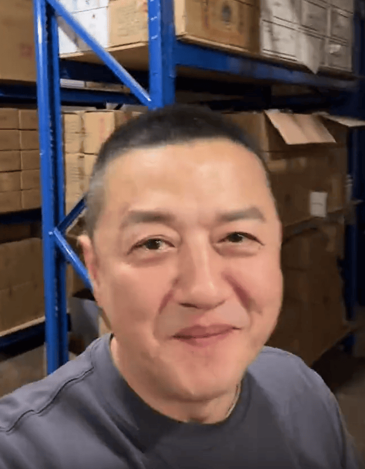 张雪宣布捐赠嫣然“加码”：将冠军奖杯、签名帽子一起赠送！喊话李亚鹏：用途你定，我信你！称赛车起拍价40万，有点寒酸，所以加码