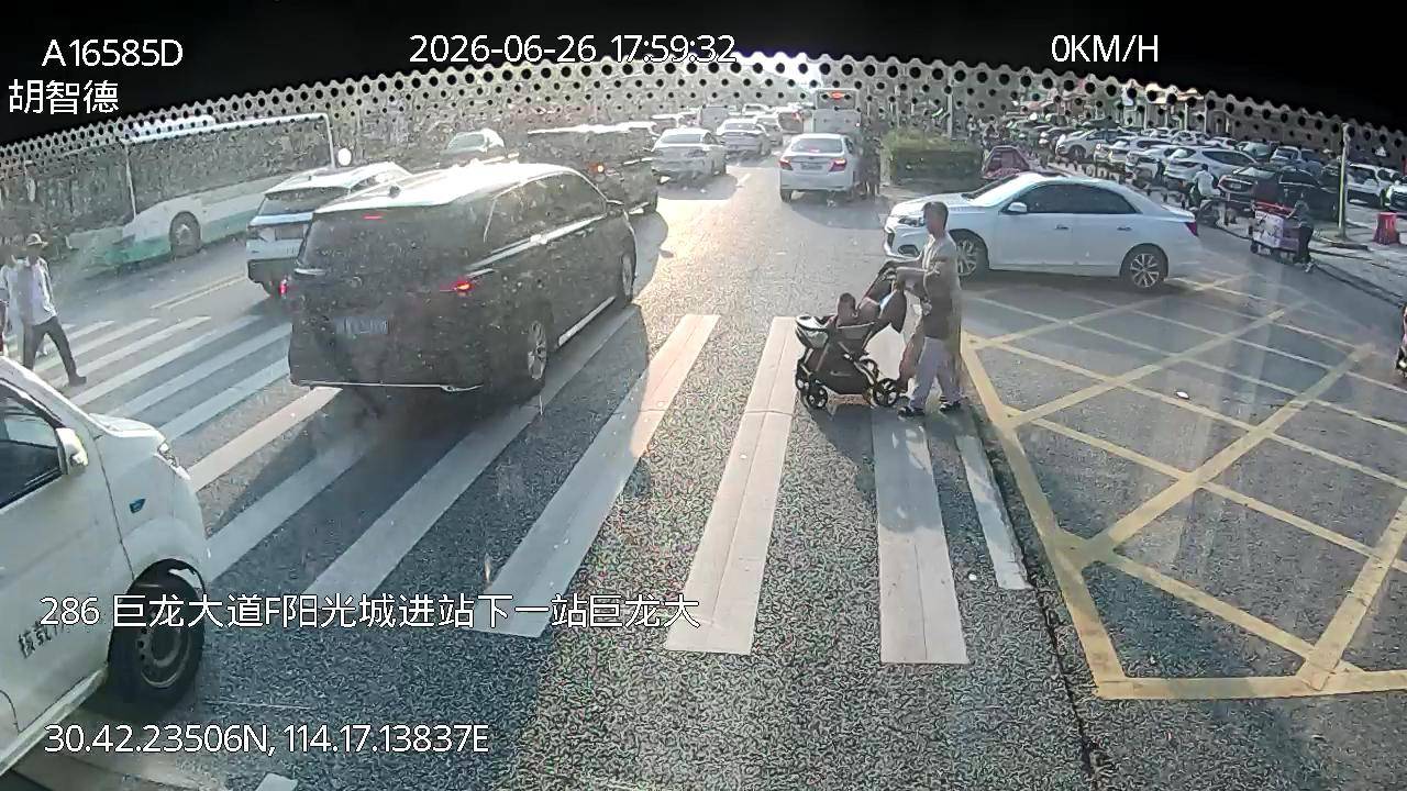 武汉公交司机斑马线礼让行人，小女孩弯腰鞠躬致谢
