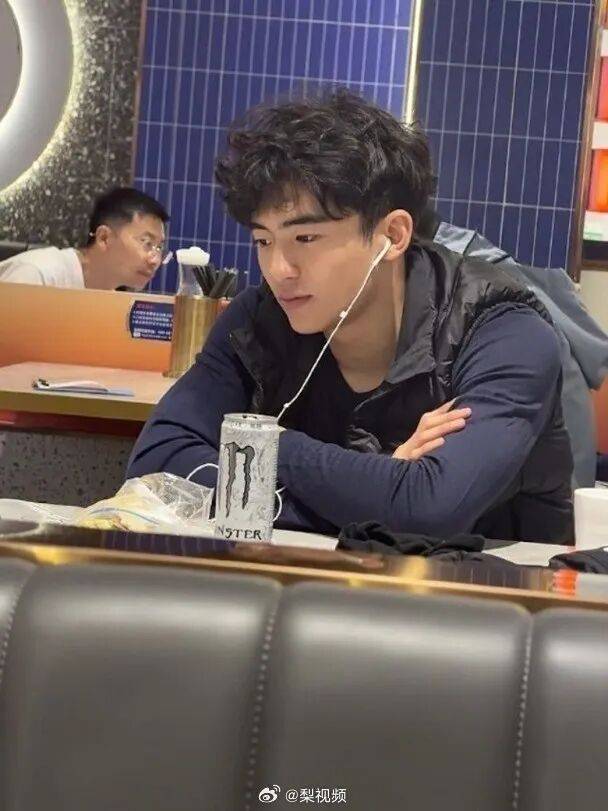 谢贤去世前张柏芝火速安排大儿子提前返港陪伴爷爷，谢贤曾多次公开称赞张柏芝“把孩子教得很好”