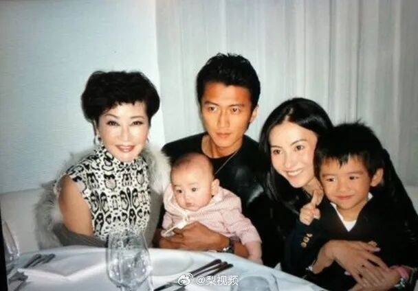 谢贤去世前张柏芝火速安排大儿子提前返港陪伴爷爷，谢贤曾多次公开称赞张柏芝“把孩子教得很好”