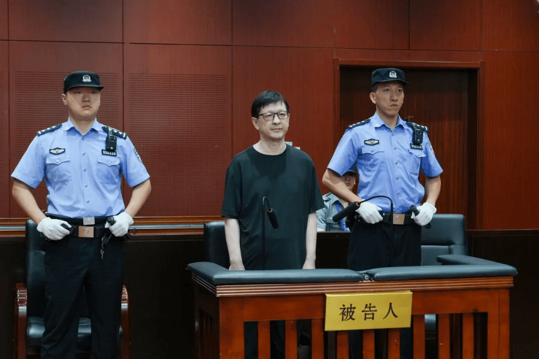 受贿1595万余元，上海市国防动员办公室原副主任吴斌一审获刑十年八个月