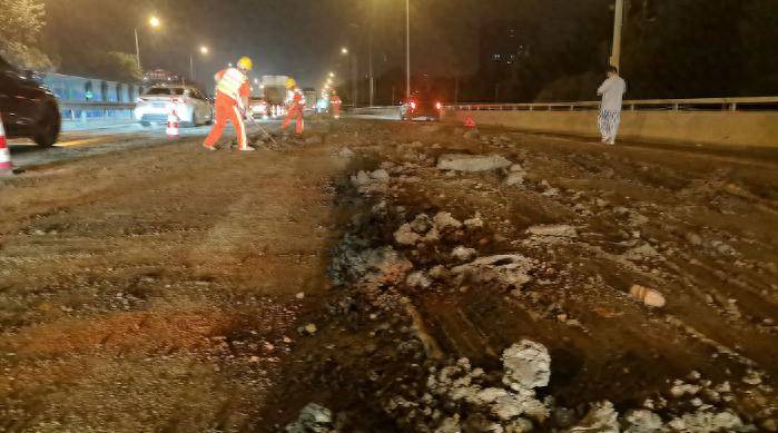 北京五环路上一大货车掉落大量土方，司机逃逸被抓获