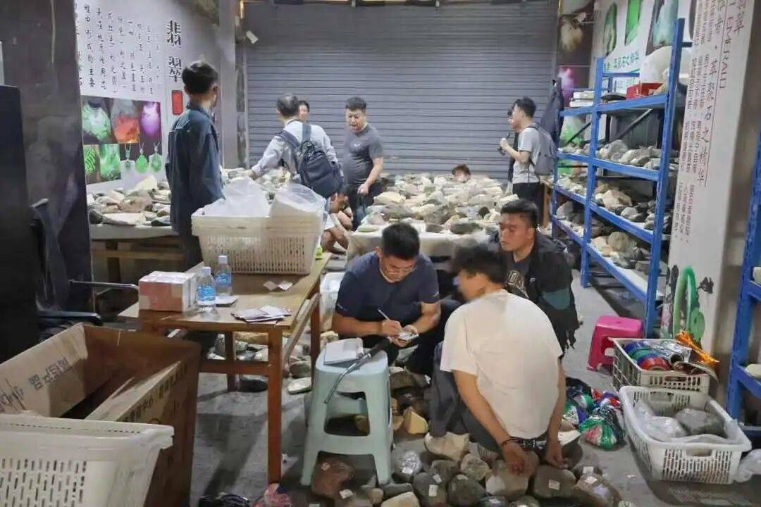 原价100元卖5000元，广东打掉7个翡翠直播诈骗团伙，抓获181人，涉案金额达3800余万元